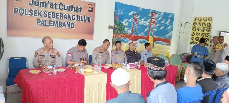 Diskusi bersama Masyarakat dengan Pejabat Utama Polda Sumsel dan Kapolrestabes Palembang di kediaman ketua RT kelurahan 13 Ulu Kec SU II Palembang