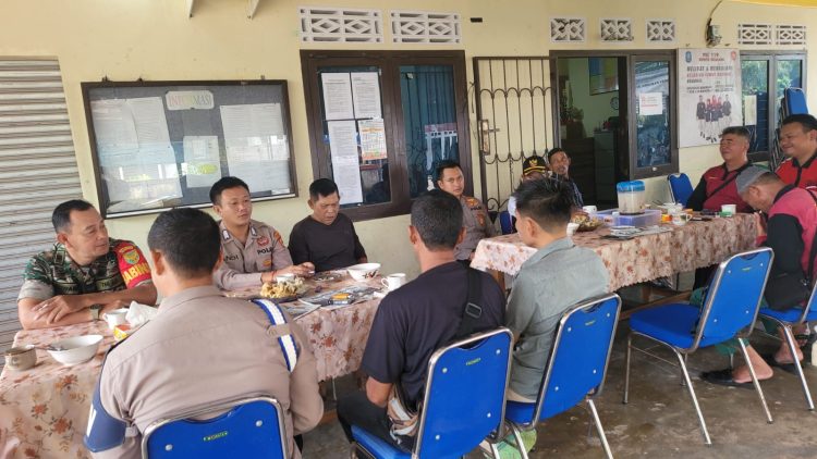 Dalam mendengar permasalahan dan Aspirasi masyarakat secara langsung Polsek Riau Silip melaksanakan jumat curhat