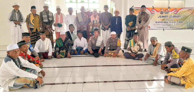 Kapolsek Pulau Ende, IPTU. Kamaludin bersama Anggota melaksanakan kegiatan JUMAT CURHAT di Masjid Thayiban, Desa Redodori, Kecamatan Pulau Ende