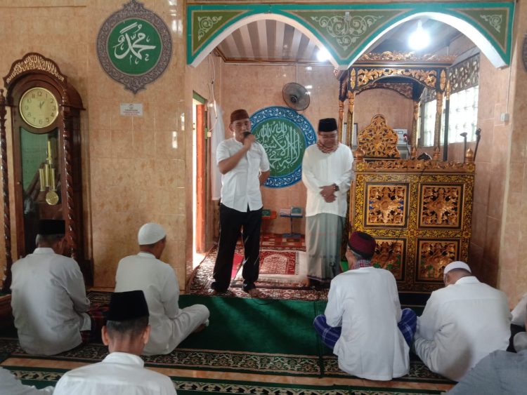 Camat Pedamaran M. Saman. S.IP. M. Si melaksanakan safari Sholat Jum'at pertamanya di masjid Suhada desa Pedamaran 1