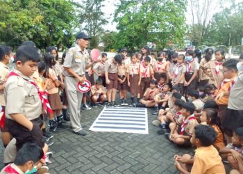 Siswa SD Katolik 04 Kairagi Manado pimpinan Telda Ticoalu (Kepala Sekolah) mendapat sosialisasi tentang Kamseltiblantas
