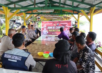 Kapolres Dairi AKBP Wahyudi Rahman SH, S.I.K, MM melaksanakan kegiatan program Jum'at curhat yang bernuansa silahturahmi dengan warga serta tokoh masyarakat yang ada di Kecamatan Silahisabungan