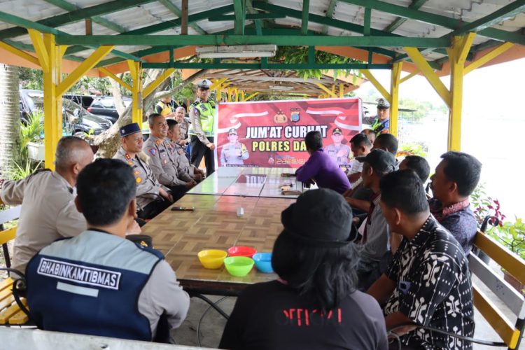 Kapolres Dairi AKBP Wahyudi Rahman SH, S.I.K, MM melaksanakan kegiatan program Jum'at curhat yang bernuansa silahturahmi dengan warga serta tokoh masyarakat yang ada di Kecamatan Silahisabungan
