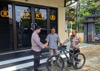 Tukang parkir di GOR menghentikan ODGJ tersebut kemudian mengamankan sepeda dan melaporkan ke Polsek PurbaIingga