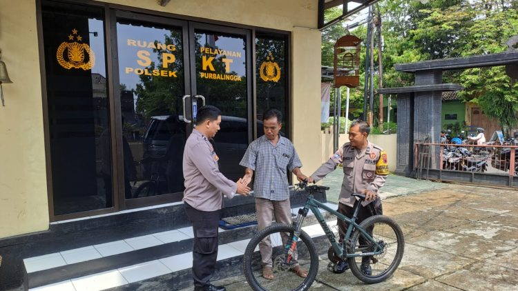 Tukang parkir di GOR menghentikan ODGJ tersebut kemudian mengamankan sepeda dan melaporkan ke Polsek PurbaIingga