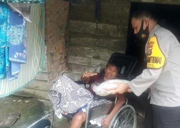 Polres Bangka Barat melalui Sat Binmas melaksanakan sambang sekaligus menyalurkan Bantuan Sembako kepada warga tidak mampu, di Lingkungan kecamatan Muntok