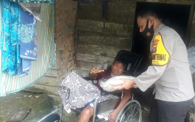 Polres Bangka Barat melalui Sat Binmas melaksanakan sambang sekaligus menyalurkan Bantuan Sembako kepada warga tidak mampu, di Lingkungan kecamatan Muntok