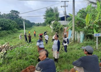 Ratusan masyarakat Warga Kampung Sukosari RT 15 RW 05 kelurahan Talang kelapa, Kecamatan Alang alang lebar Palembang turun ke jalan melakukan perbaikan jalan rusak parah