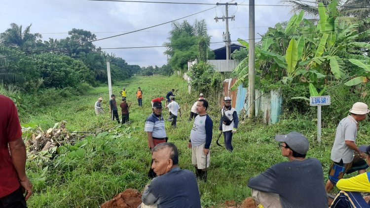 Ratusan masyarakat Warga Kampung Sukosari RT 15 RW 05 kelurahan Talang kelapa, Kecamatan Alang alang lebar Palembang turun ke jalan melakukan perbaikan jalan rusak parah