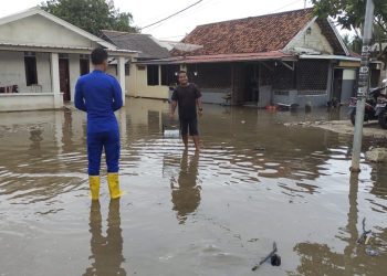 Personil Sat Polairud Polres Bangka Barat Melaksanakan Pengecekan ketinggian air laut yang masuk kedalam pemukiman warga di Kp. Tanjung Laut