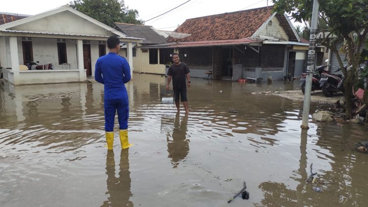 Personil Sat Polairud Polres Bangka Barat Melaksanakan Pengecekan ketinggian air laut yang masuk kedalam pemukiman warga di Kp. Tanjung Laut