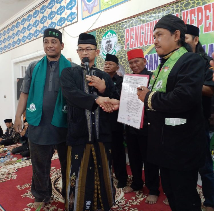 Penyerahan SK Pengukuhan Pengurus FBR Gardu 026 (G.026 )  Jaticempaka Pondok Gede Kota Bekasi oleh Ketua Umum FBR yang diwakili Ustad Daniel kepada Ketua terpilih periode 2022 - 2025 Abang Nasarudin
