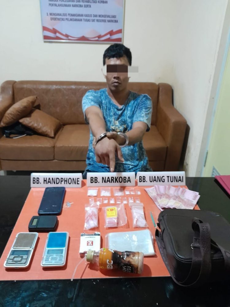 Jajaran Polsek Siak Hulu berhasil mengamankan seorang pelaku Narkoba jenis shabu-shabu, dari hasil penggeledahan ditemukan 14 paket Narkoba