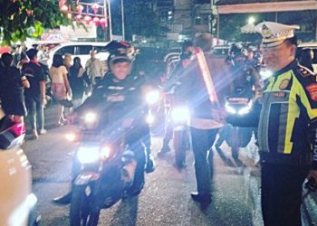 Personil Satuan Lalu lintas melaksanakan kegiatan Turjawali (pengaturan penjagaan pengawalan dan patroli) di pusat keramaian