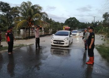Polsek Pemali Sigap Pasca Hujan yang cukup deras sehingga mengakibatkan diruas jalan Raya Desa Air Duren Kecamatan Pemali