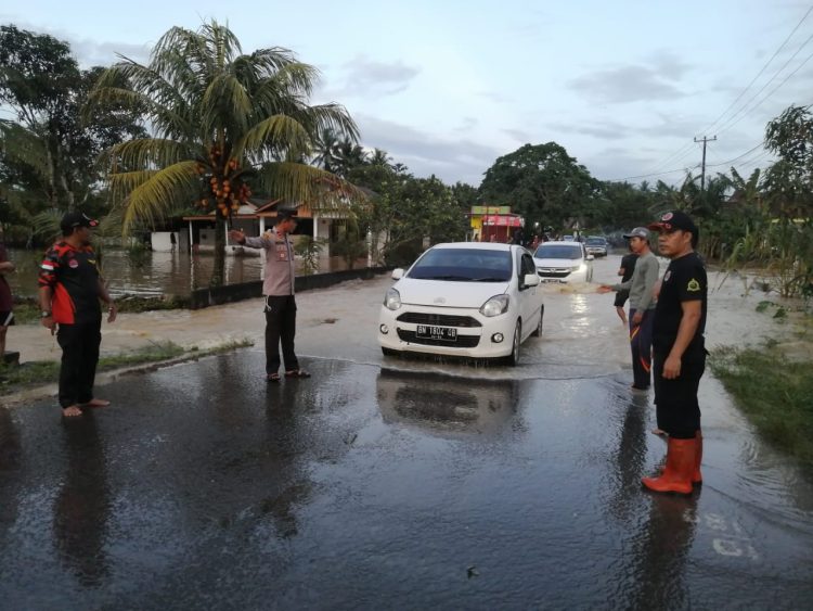 Polsek Pemali Sigap Pasca Hujan yang cukup deras sehingga mengakibatkan diruas jalan Raya Desa Air Duren Kecamatan Pemali