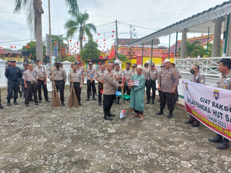 Sat Binmas Polres Bangka Barat bersama Satpam mengadakan kegiatan Bakti Sosial (Baksos)