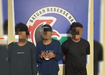 Satuan Reserse Narkoba Polres Sinjai yang dipimpin Kasat Res Narkoba AKP Zeim Arman,SE
didampingi Kaur Bin Ops Ipda Rahman, SH berhasil amankan 3 (tiga) orang diduga pelaku penyalahgunaan Narkotika Jenis Shabu, di BTN Lappa Mas 1, Kelurahan Lappa