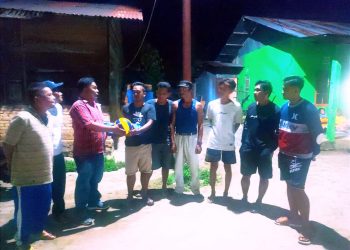 Calon Pangulu Bah Jambi II Syahputra Nainggolan memberikan perlengkapan olahraga raga kepada pemuda di Huta Suka Selamat, Nagori Bah Jambi II