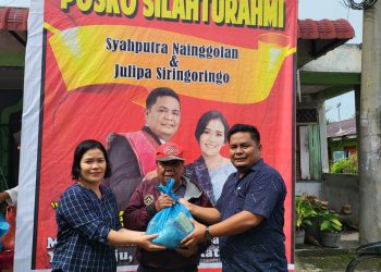 Bersama dengan istri dan keluarga besarnya, Syahputra membagikan setidaknya 600 paket sembako sebagai bentuk kepedulian kepada masyarakat