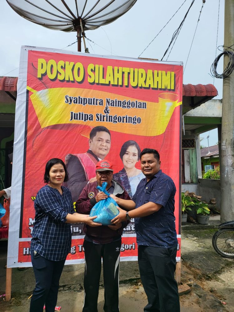 Bersama dengan istri dan keluarga besarnya, Syahputra membagikan setidaknya 600 paket sembako sebagai bentuk kepedulian kepada masyarakat