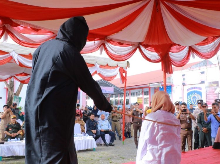 Pelaksanaan hukuman cambuk tahap pertama di tahun 2023 dilaksanakan dihalaman Lembaga Pemasyarakatan (Lapas) kelas IIb Meulaboh, pada Selasa (24/01/23)