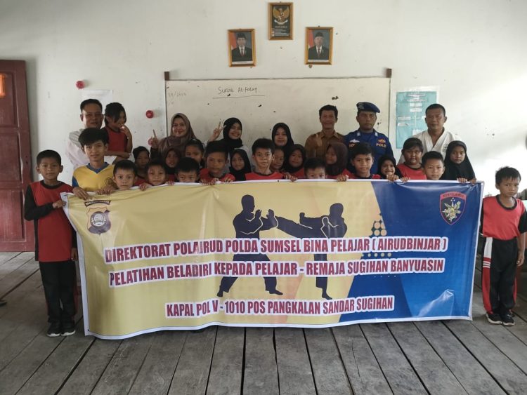 Kapal Pol V 1010 Pangkalan Sandar Sugihan melaksanakan program Inovasi Air Binjar (Airud Bina Pelajar)