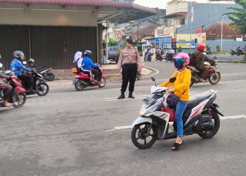 Kepolisian Resor Kota Pangkalpinang melaksanakan kegiatan strong point dengan melakukan penjagaan dan pengaturan lalu lintas di seluruh titik rawan lakalantas