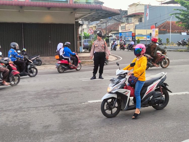 Kepolisian Resor Kota Pangkalpinang melaksanakan kegiatan strong point dengan melakukan penjagaan dan pengaturan lalu lintas di seluruh titik rawan lakalantas