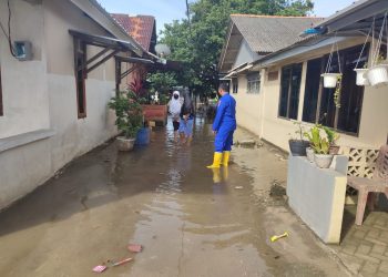 Satpolairud Polres Bangka Barat melaksanakan Pengecekan banjir dan ketinggian air laut yang masuk kedalam pemukiman warga di Kp. Tanjung Laut kelurahan Tanjung Kec. Mentok