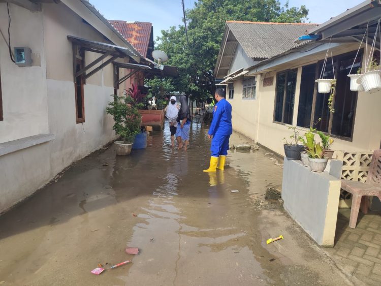 Satpolairud Polres Bangka Barat melaksanakan Pengecekan banjir dan ketinggian air laut yang masuk kedalam pemukiman warga di Kp. Tanjung Laut kelurahan Tanjung Kec. Mentok