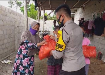 Bantuan berupa beras diberikan secara langsung oleh anggota Polres Bangka Barat kepada masyarakat kurang mampu, khususnya warga lanjut usia Kec. Mentok