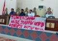 Puluhan massa dari Koalisi Aksi Mahasiswa dan Masyarakat Wajo Bela Rakyat, menggelar aksi unjuk rasa di Kantor DPRD Kabupaten Wajo