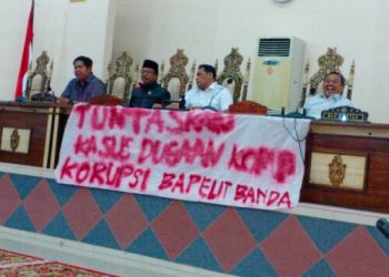 Puluhan massa dari Koalisi Aksi Mahasiswa dan Masyarakat Wajo Bela Rakyat, menggelar aksi unjuk rasa di Kantor DPRD Kabupaten Wajo