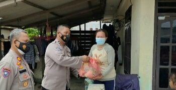 Polres Bangka Barat jalankan program “Polisi Penolong Masyarakat”, dengan salah satunya memberikan bantuan sosial berupa sembako