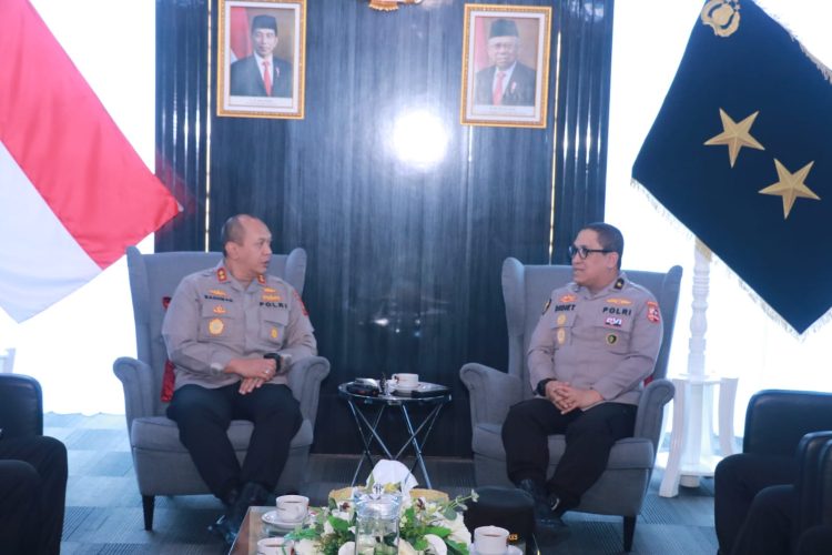Kapolda Sumsel Irjen Pol A.Rachmad Wibowo SIK menerima Tim supervisi kesehatan para diktuk bintara dan tamtama dari Mabes Polri Brigjen Pol dr Didiet Setioboedi, Sp THT KL DFM