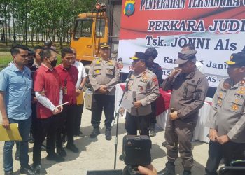 Kapolda Sumut, Irjen Pol RZ Panca Putra Simanjuntak memberi paparan pada konfrensi pers penyerahan tersangka dan barang bukti kasus TPPU Jonni alias Apin BK di Mapolda Sumut, Kamis (26/1/23). (Foto mitrapolri.com/ T77)