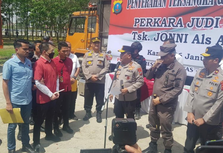 Kapolda Sumut, Irjen Pol RZ Panca Putra Simanjuntak memberi paparan pada konfrensi pers penyerahan tersangka dan barang bukti kasus TPPU Jonni alias Apin BK di Mapolda Sumut, Kamis (26/1/23). (Foto mitrapolri.com/ T77)