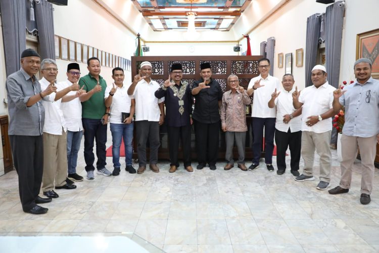 Penjabat Bupati Aceh Utara Azwardi, AP, MSi, menerima audiensi Panitia Musyawarah Kabupaten (Muskab) ke-6 Kamar Dagang dan Industri (KADIN) setempat