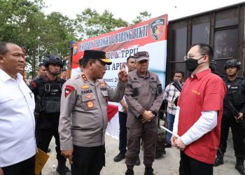 Penyerahan tersangka Apin BK beserta aset-asetnya hasil TPPU perjudian mencapai Rp157 miliar ke jaksa penuntut umum (JPU)