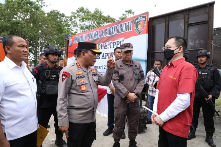 Penyerahan tersangka Apin BK beserta aset-asetnya hasil TPPU perjudian mencapai Rp157 miliar ke jaksa penuntut umum (JPU)