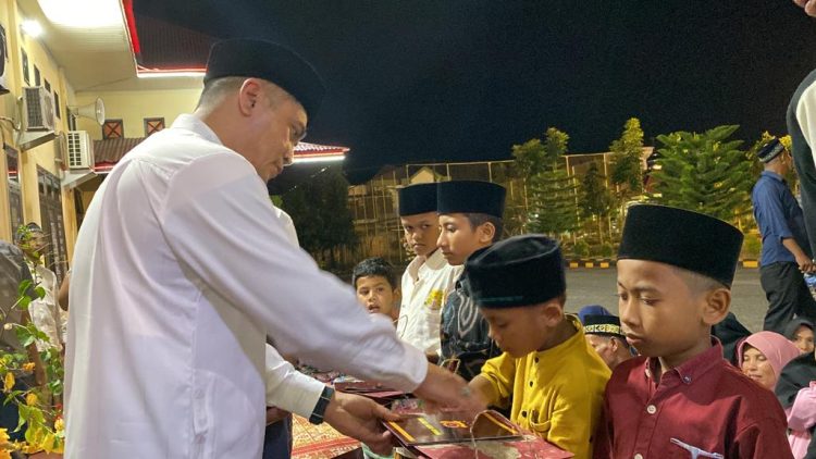 Kapolres Aceh Utara AKBP Deden Heksaputera S, S.I.K. menggelar yasinan dan do'a bersama sekaligus berikan santunan anak yatim