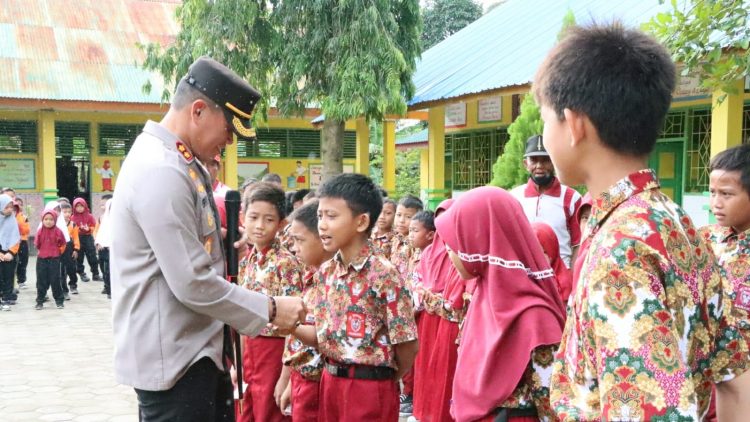 Kapolres Sidrap AKBP Erwin Syah, SIK melakukan Goes To School ke SDN 5 Baranti, Kel. Duampanua, Kec. Baranti