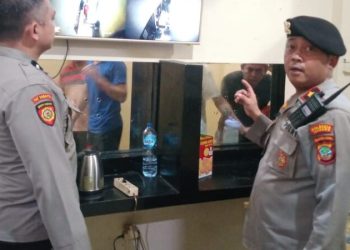Kasat Samapta Kompol Bartholomeus Dambe melakukan Pemeriksaan dan penggeledahan di rutan Mako Polresta Manado