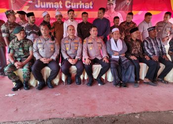 Polres Aceh Utara mengelar kegiatan Jum'at curhat dan santuni puluhan anak yatim piatu di Mapolsek Kecamatan Paya Bakong