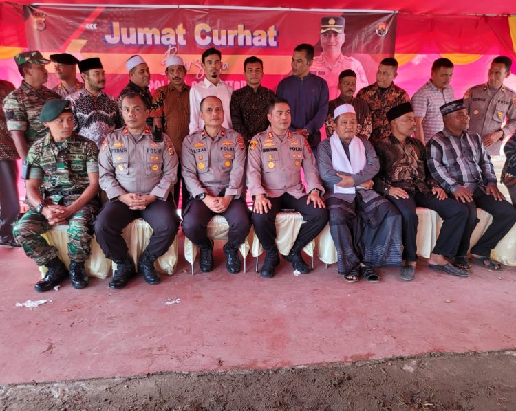 Polres Aceh Utara mengelar kegiatan Jum'at curhat dan santuni puluhan anak yatim piatu di Mapolsek Kecamatan Paya Bakong