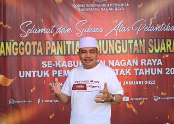 Foto : Drs. Muhajir Hasballah komisioner KIP Nagan Raya