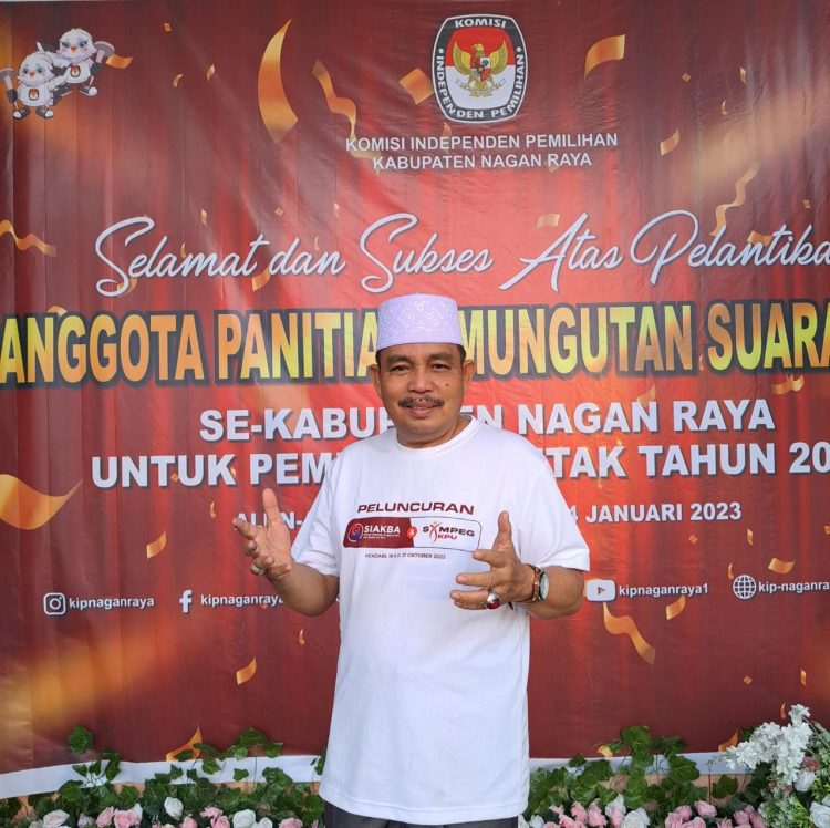 Foto : Drs. Muhajir Hasballah komisioner KIP Nagan Raya