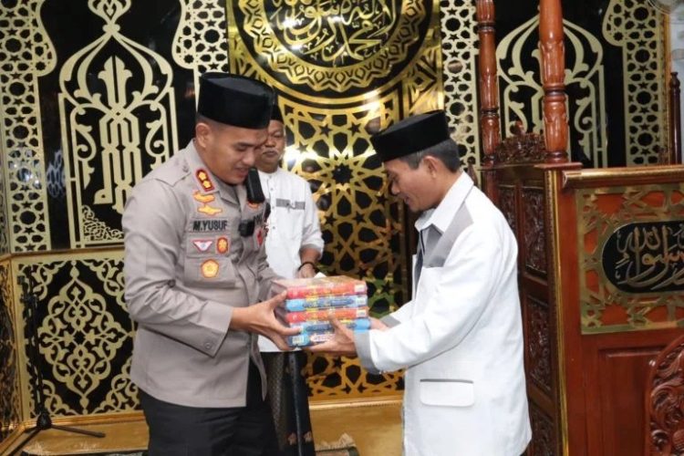 Kapolres Soppeng AKBP Muh. Yusuf Usman memberikan Tali Asih berupa Alquran kepada pengurus Masjid At-Taqwa Ujung Baru, Jalan Kemakmuran, Kelurahan Lemba, Kecamatan Lalabata