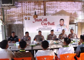 Polres Langsa lakukan Jumat Curhat bersama Para Mahasiswa dari Semmi Kota Langsa kegiatan tersebut dilaksanakan di Warkop Zona, Jln. Teuku Amir Hamzah